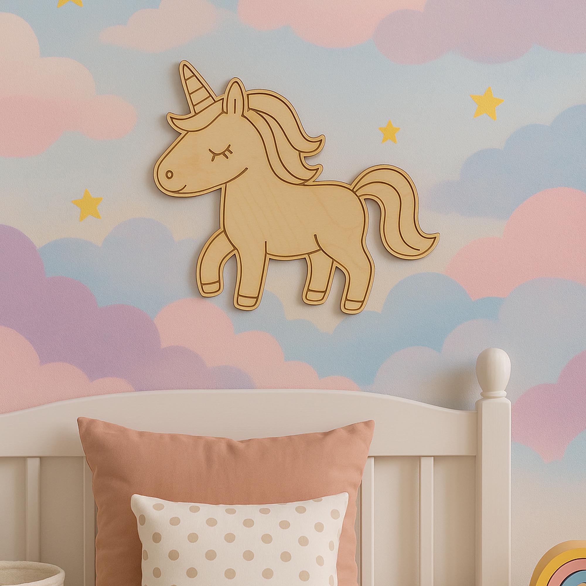 Puidust ükssarviku seinakaunistus lastetoas